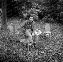 F820 Albert Camus assis à Bougival, dans la propriété de Guy Shoeller pendant la pièce de théâtre Caligula, novembre 1945.