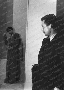 F823 Albert Camus au théâtre Hébertot pendant la pièce de théatre Caligula avec Gérard Philippe, portrait recadré, novembre 1945.