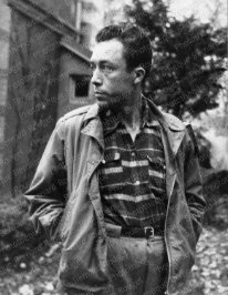 F822 Albert Camus à Bougival dans la propriété de Guy Shoeller, pendant la pièce de théâtre Caligula, novembre 1945.