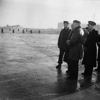 F113 02/12/1944 à Bron. Le Ministre de l'Air du gouvernement Charles de Gaulle Charles Tillon et le Général Bouscat.