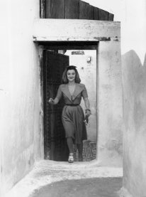 Maria Casarès, Septième Porte, 1946. Tournage de La Septième Porte en 1946, Maria Casares et Jean Servais. Film d'André Zwobada qui fut produit au Maroc en deux langues ; Arabe et Français et sorti...