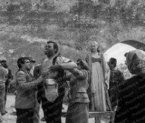 Tournage Othello, Safi 1950 Orson Welles et Maria de Matteis derrière lui avec Suzanne Cloutier en fond.