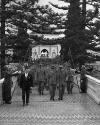 Le Roi Hassan II avec ses officiers. Le Roi Hassan II avec ses officiers.
