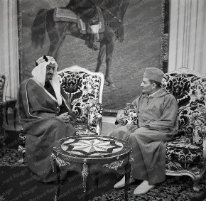 Mohammed V, roi du Maroc et le prince Fayçal ibn Abd al-Aziz en 1960 avant d'être le roi d'Arabie en 1964. Mohammed V, roi du Maroc et le prince Fayçal ibn Abd al-Aziz en 1960 avant d'être le roi d'Arabie en 1964.