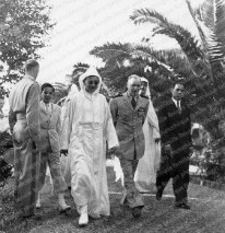 Le Sultan Mohammed Ben Youssef et le Général Juin, Fête du Trône en novembre 1948. Le Sultan Mohammed Ben Youssef et le Général Juin, Fête du Trône en novembre 1948.