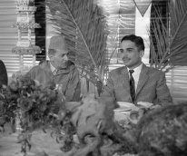 Le roi de Jordanie, Hussein et le roi du Maroc, Mohammed V pendant un déjeuner au bord de la mer morte en 1960 Le roi de Jordanie, Hussein et le roi du Maroc, Mohammed V pendant un déjeuner au bord de la mer morte en 1960