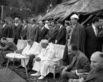 Ifrane en 1962 Le roi Hassan II reçoit le Président Nasser et le futur Président Anouar El-Sadate à Ifrane, 1962.