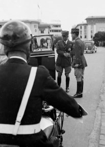 Casablanca, octobre 1942, dans quelques jours, ces deux hommes qui se serrent la main seront d'impitoyables adversaires. À droite, le général Béthouart qui prendra part au débarquement...