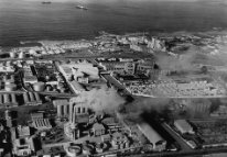 Quartier des Roches-Noires avec l'usine chaux et ciment Lafarge .