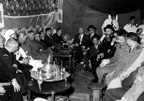 Fête du Trône à Casablanca 15/11/1955 dans la colonie juive Toutes les autorités marocaines, françaises, militaires sont présentes.