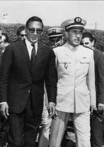 Deux des meilleurs collaborateurs du Roi Hassan II Le Général Bougrine; gouverneur de Casablanca qui sera fusillé après Skrirat. A sa gauche; le général Oufkir; il lui dira avant de mourir 