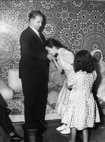 Alllal el Fassi Alllal el Fassi recevant l'hommage de jeunes Fillettes pendant une cérémonie de mariage - 1960