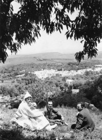de gauche à droite, Si Bekkaï, Clostermann, Jacques Reitzer. Pierre Clostermann le plus grand pilote français de la Seconde Guerre mondiale. Si Bekkaï, officier de l’armée française, Pacha de Seffrou, héros en 1940 fut...