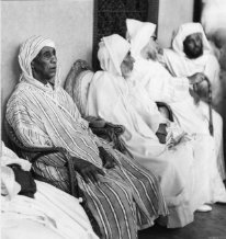 Le pacha de Marrakech, Thami El-Glaoui à gauche fait destituer le sultan Sidi Mohammed qui est remplacé par Arafa qui est ici à coté de lui. 20 août 1953