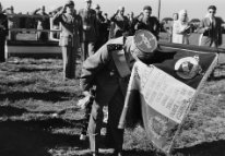 Le général Alphonse Juin, embrassant le drapeau des Goums à Casablanca,1949.