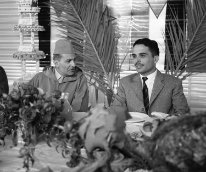 Mohammed V - Hussein Le roi de Jordanie, Hussein et le roi Mohammed V pendant un déjeuner au bord de la mer morte. Jordanie (Israël), 1960
